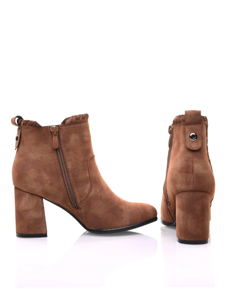 Bottines à talons camel en suédine et détails torsadés