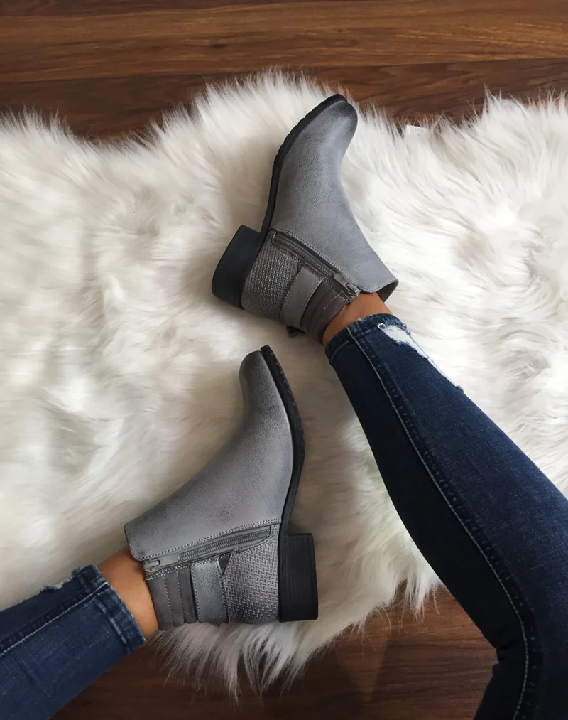 Bottines grises à talons et fermetures zippées
