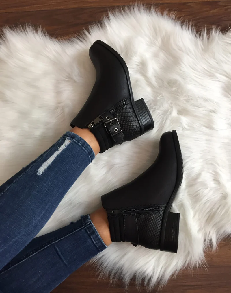 Bottines noires à talons et fermetures zippées