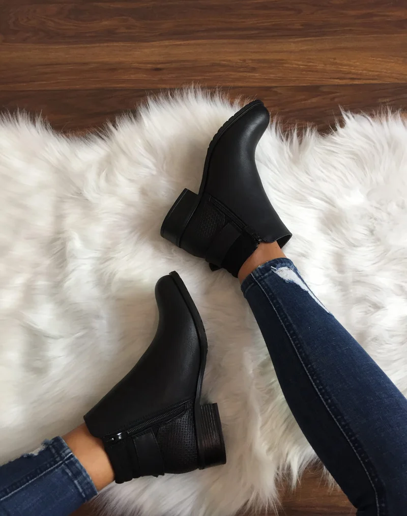 Bottines noires à talons et fermetures zippées