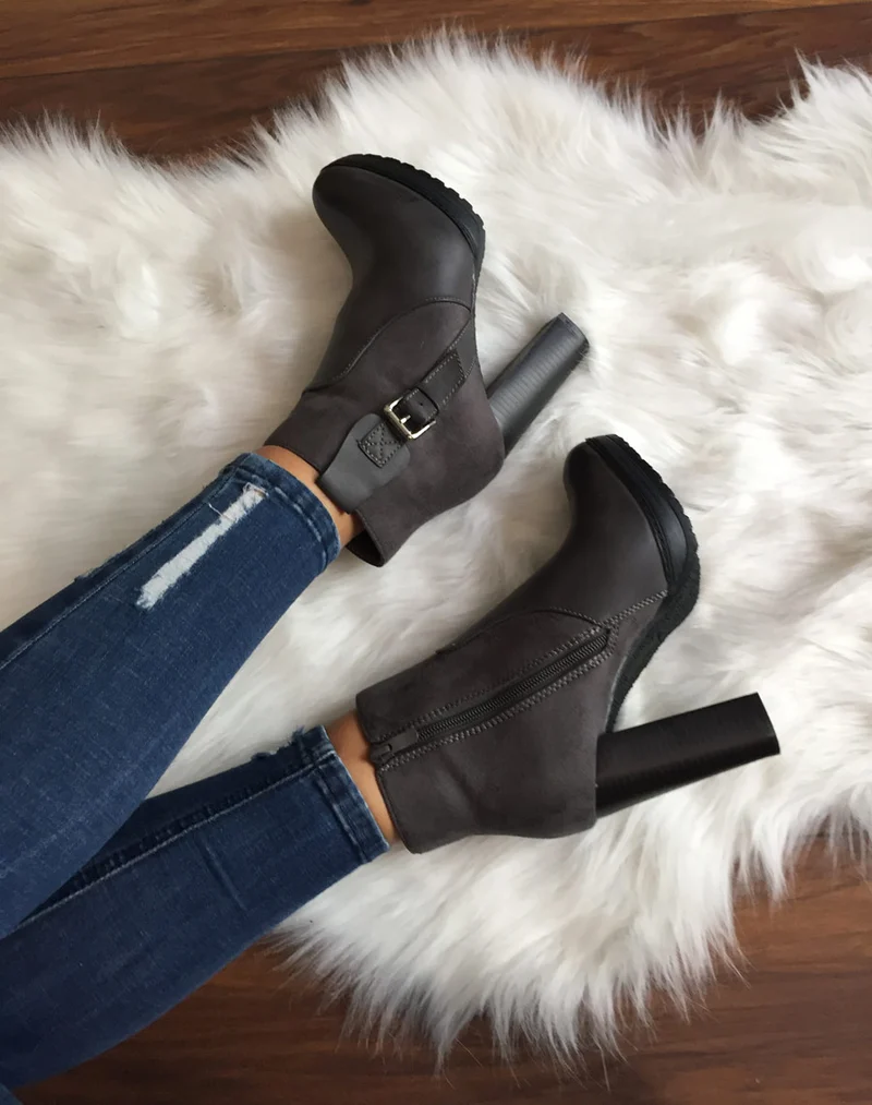 Bottines crantées grises à talons hauts