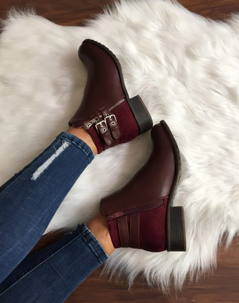 Bottines basses bordeaux à sangles argentées