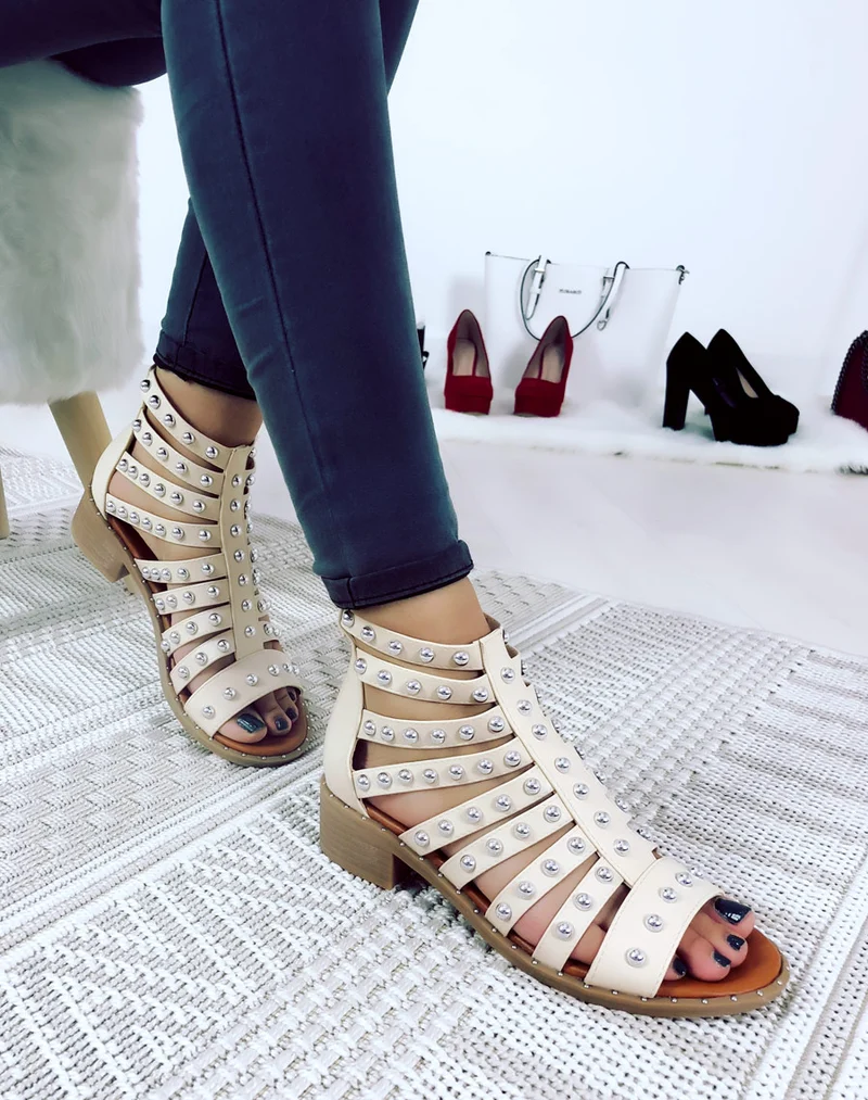 Sandales Beige à multiples lanières cloutées