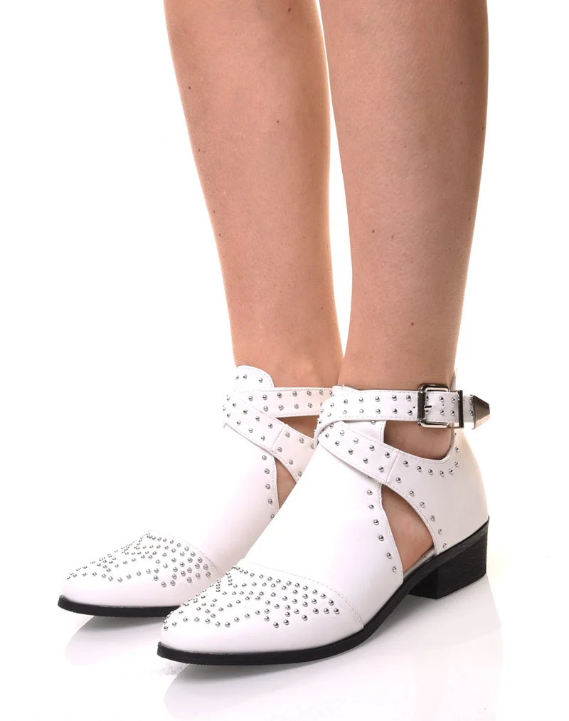 Bottines blanches cloutées à boucles croisées