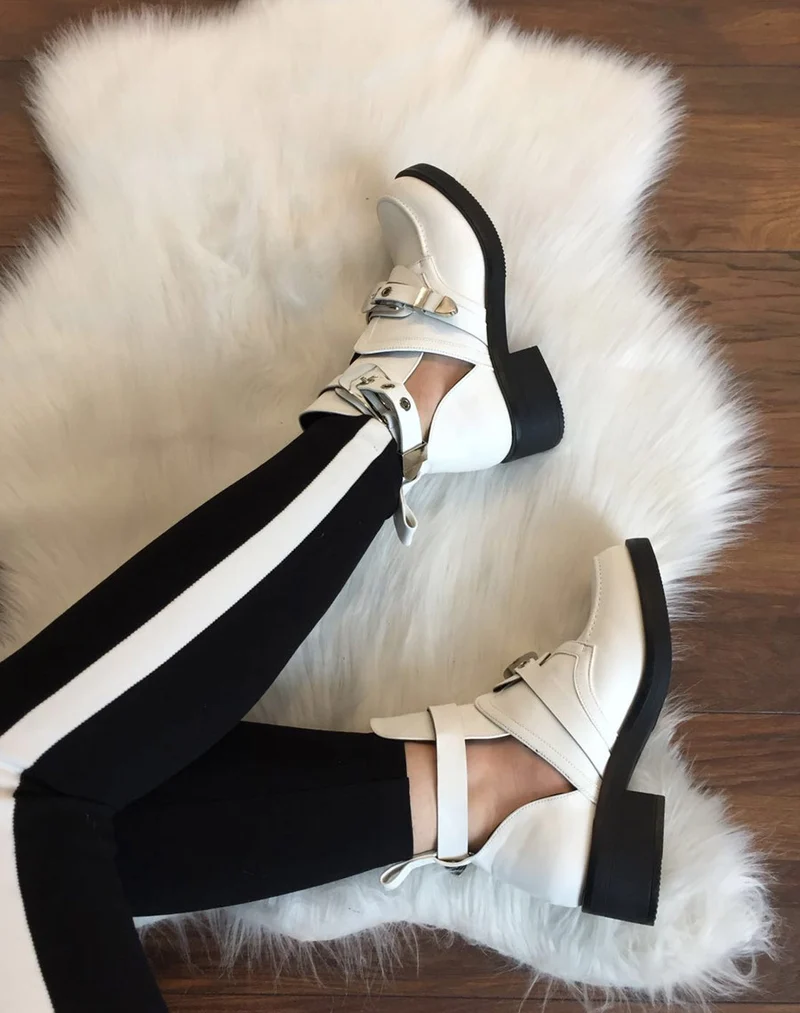 Bottines blanches plates ajourées avec sangles