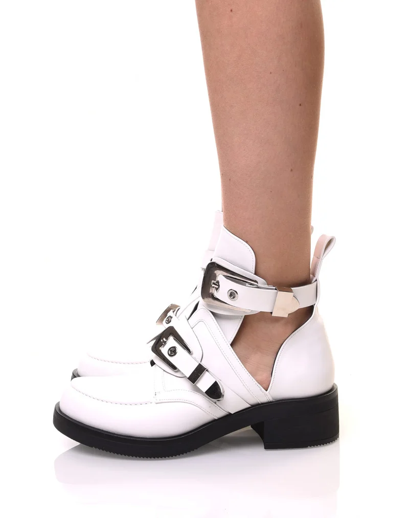 Bottines blanches plates ajourées avec sangles