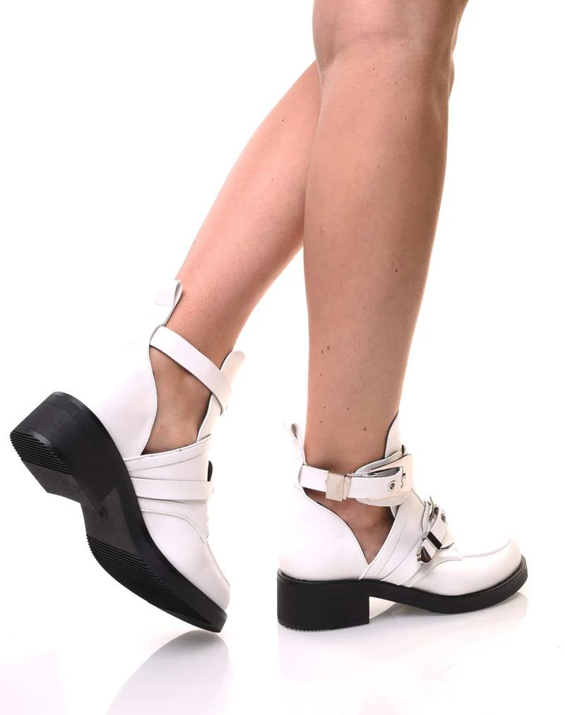 Bottines blanches plates ajourées avec sangles