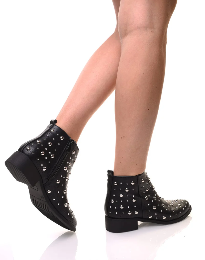 Bottines noires entièrement cloutées et perforées