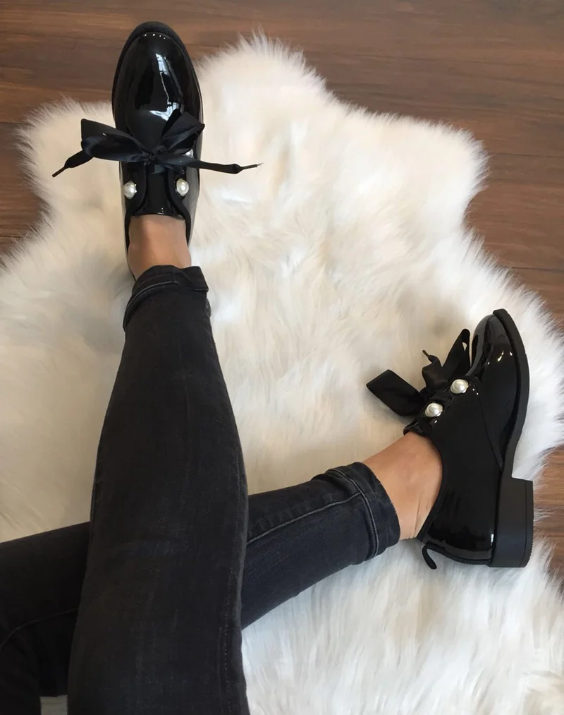 Derbies noires vernis lacets en satins