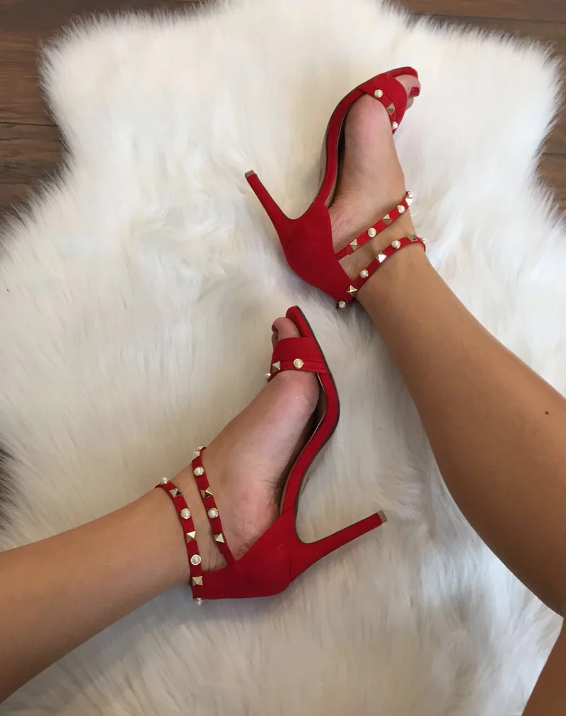 Sandales rouges en suédine brides cloutées