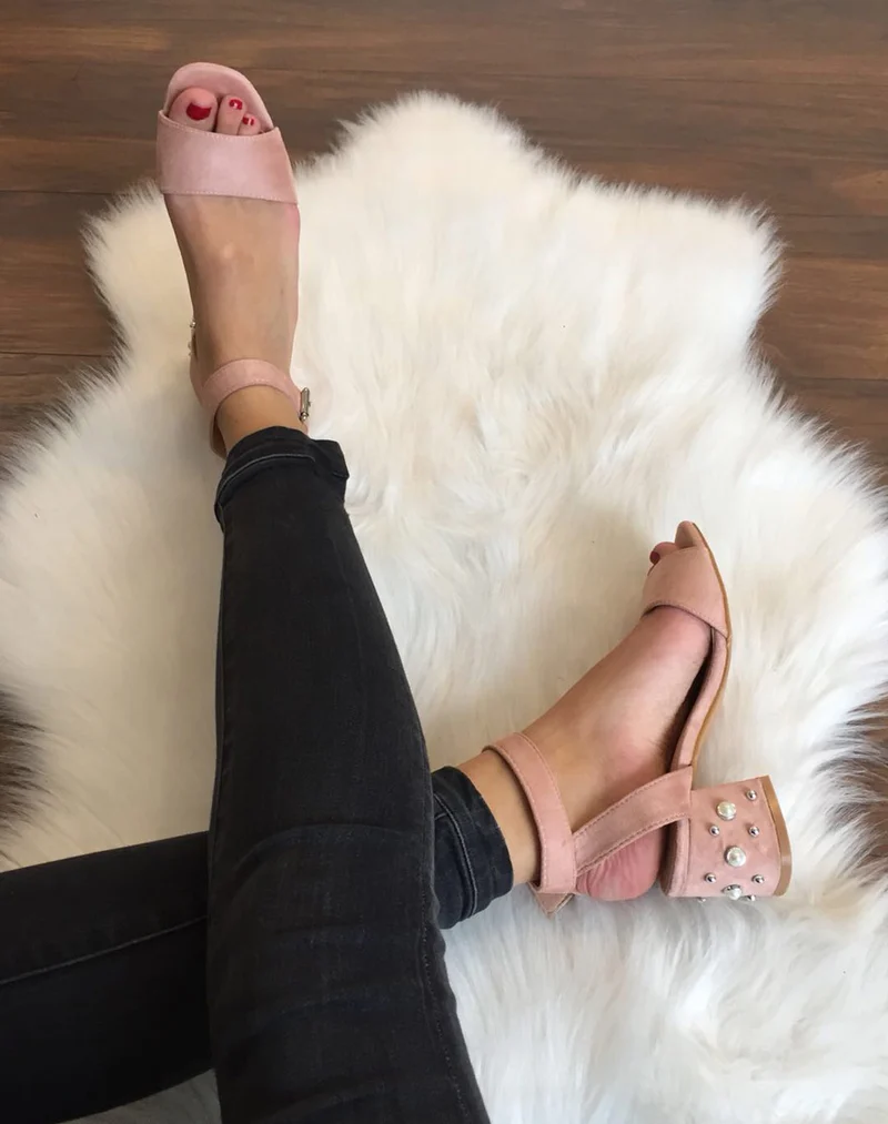 Sandales roses en suédine talons cloutés