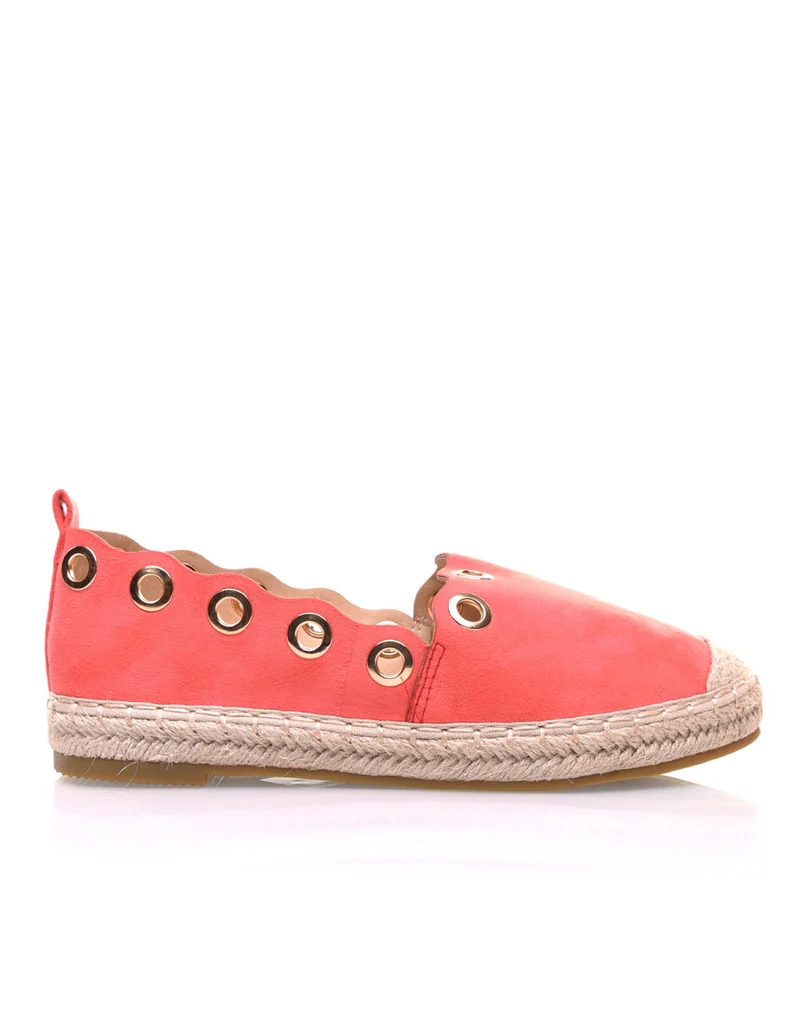 Espadrilles rouges à œillets