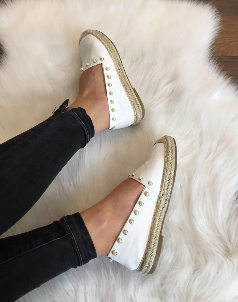 Espadrilles blanches ornées de perles