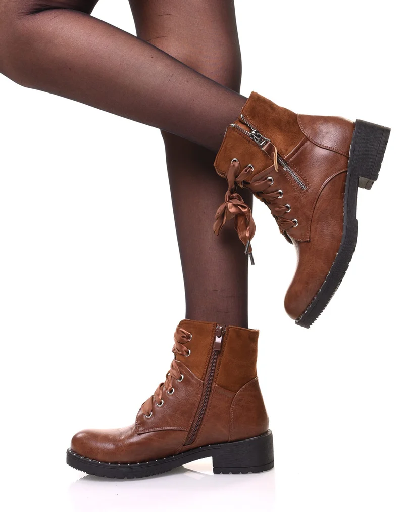 Bottines camel à lacets et semelles cloutées