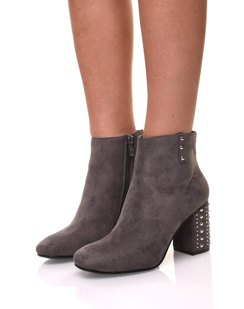 Bottines en suédine grises à talons cloutés