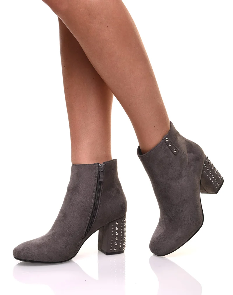 Bottines en suédine grises à talons cloutés