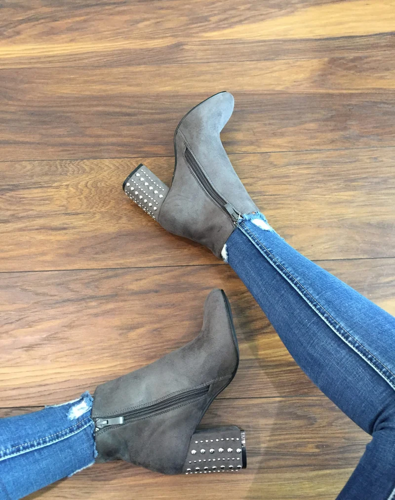 Bottines en suédine grises à talons cloutés
