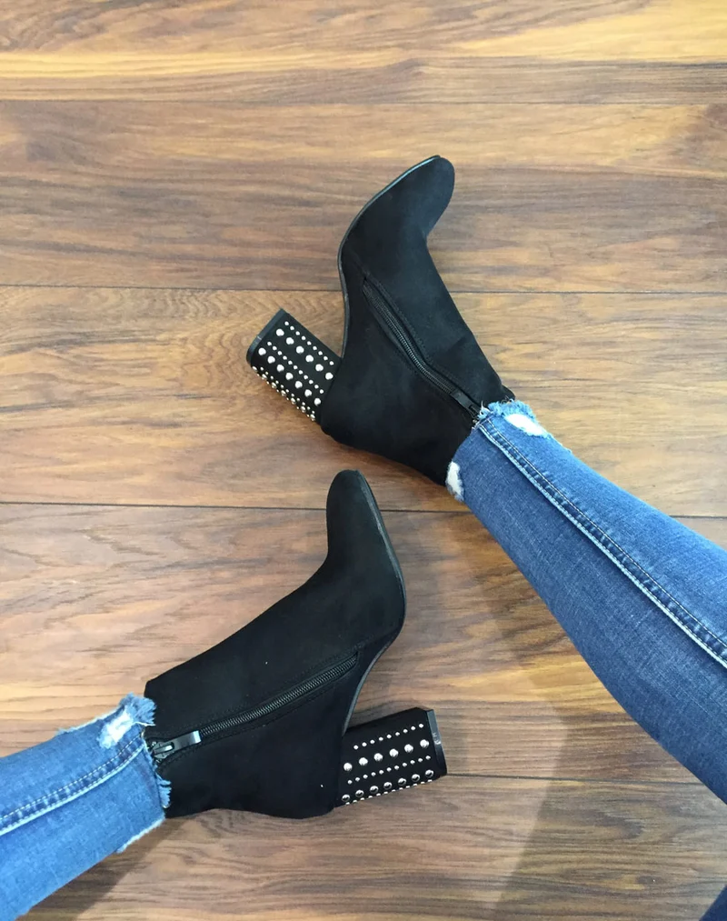 Bottines en suédine noires à talons cloutés