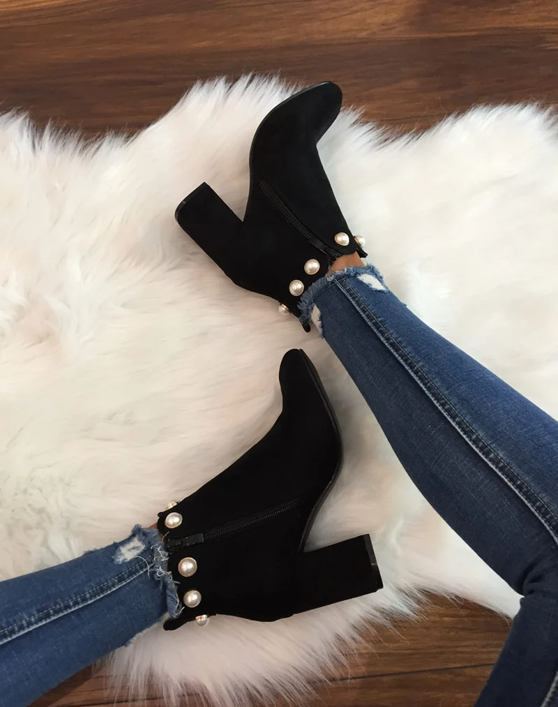 Bottines noires bordées de perles