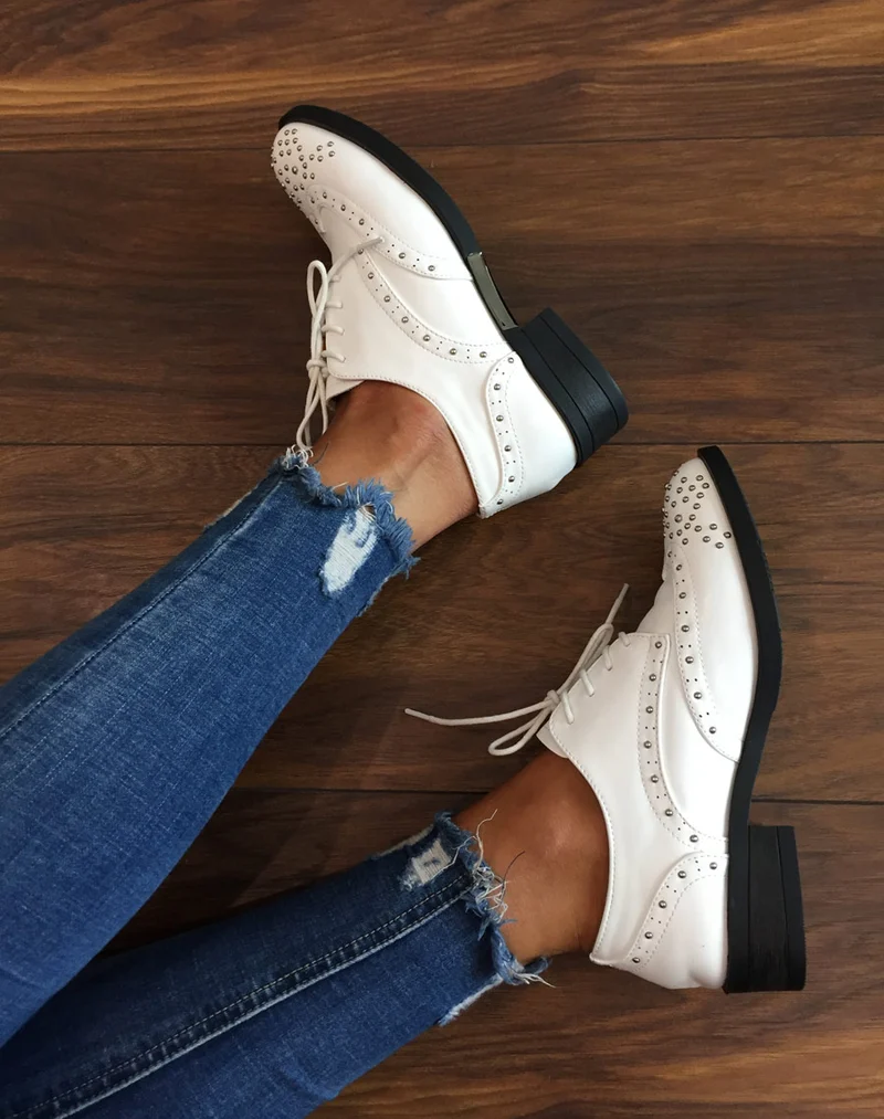 Derbies blanches cloutées