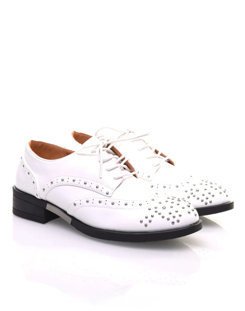 Derbies blanches cloutées