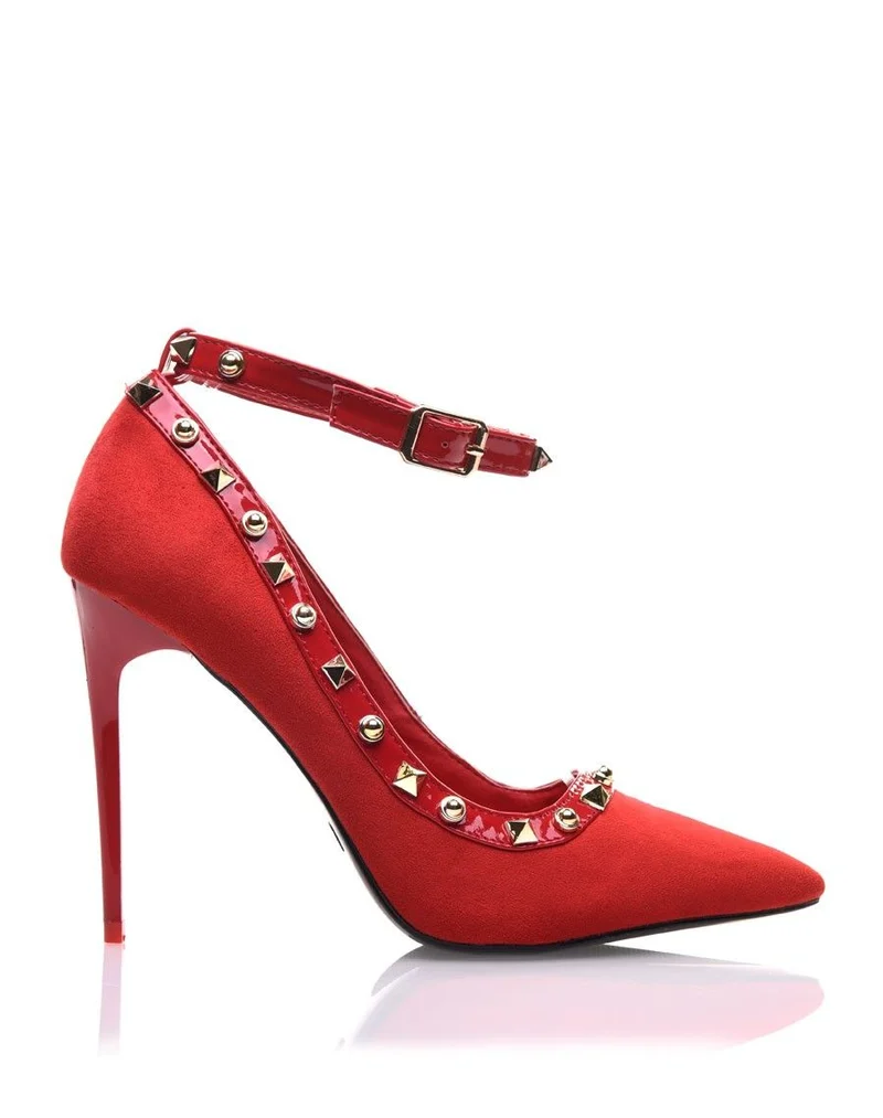 Escarpins rouges cloutés