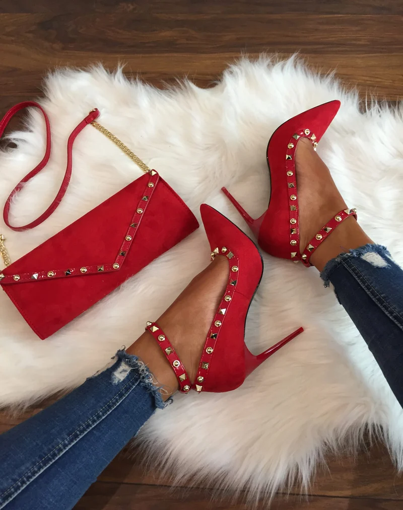 Escarpins rouges cloutés