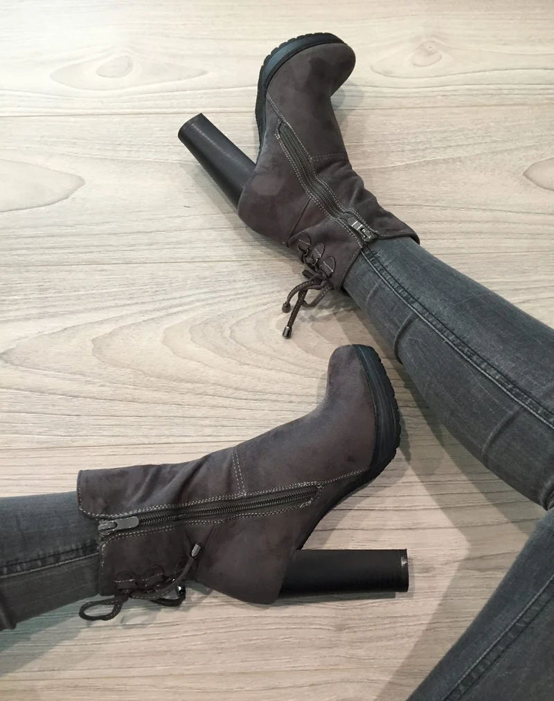 Bottines hautes grises à talons & lacet façon corset