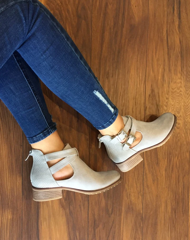 Bottines basses gris clair ajourées avec lanières