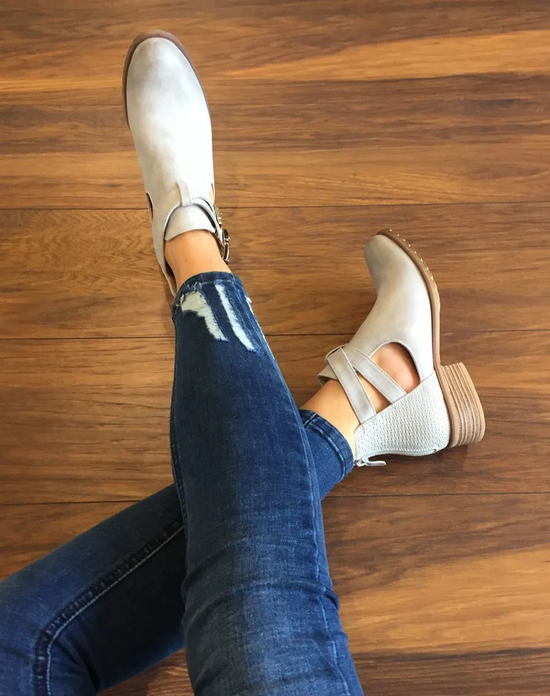 Bottines basses gris clair ajourées avec lanières