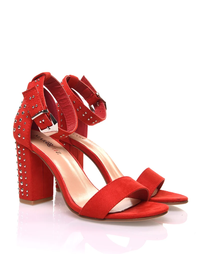 Sandales cloutées rouges