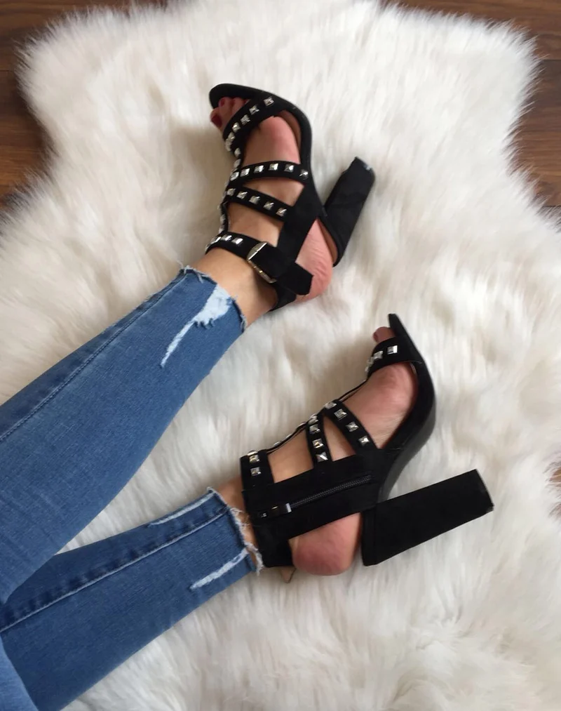 Sandales à talons hauts cloutées noires