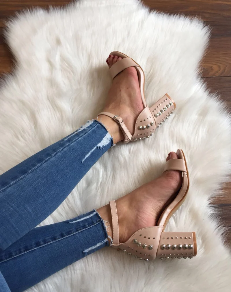 Sandales ouvertes et cloutés à talons roses