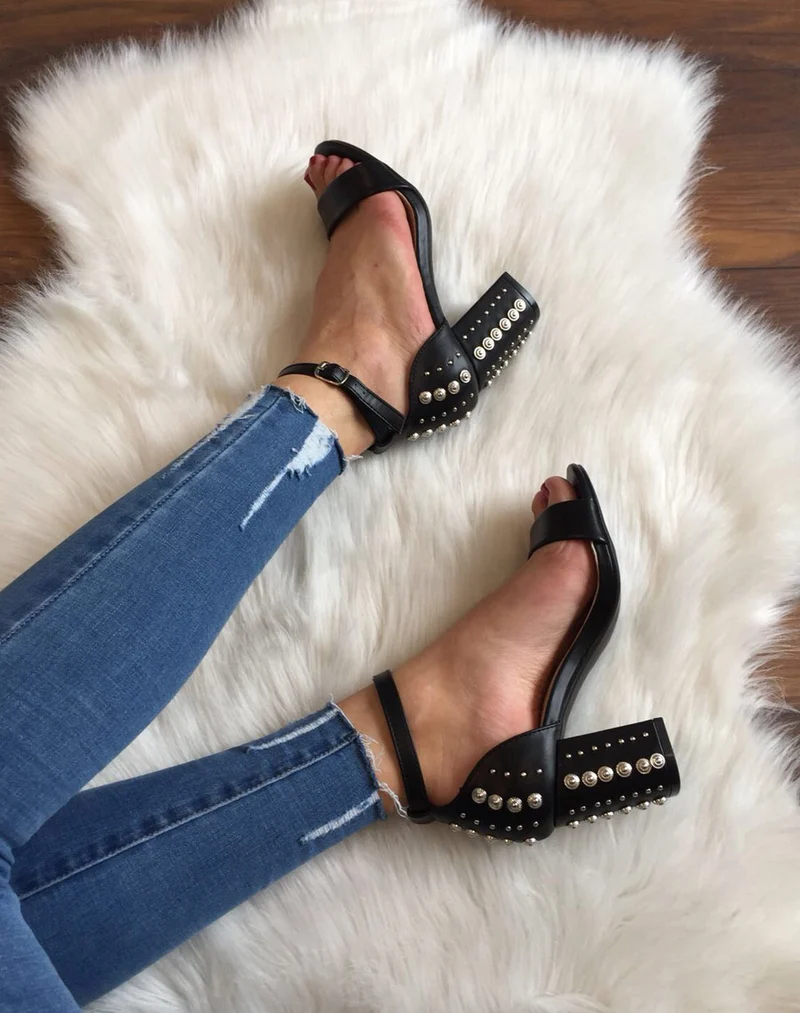 Sandales ouvertes et cloutés à talons noires