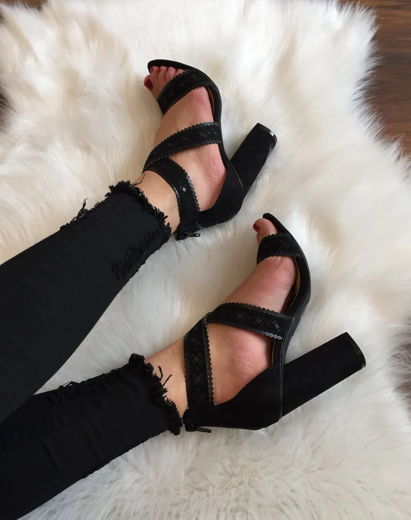 Sandales noires en suédine à talons épais