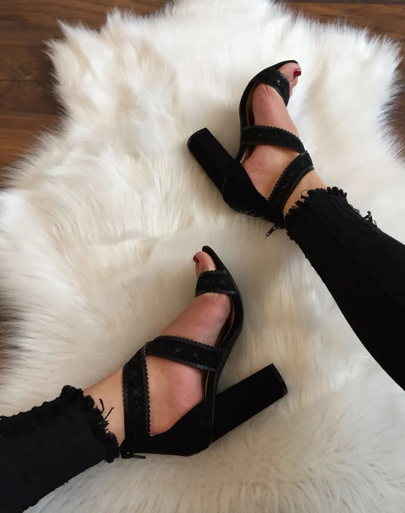 Sandales noires en suédine à talons épais