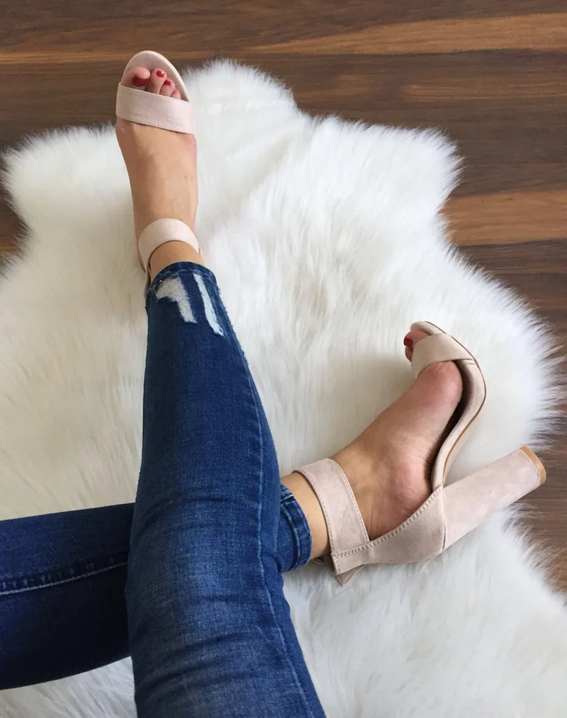 Sandale beige effet suédine talons épais