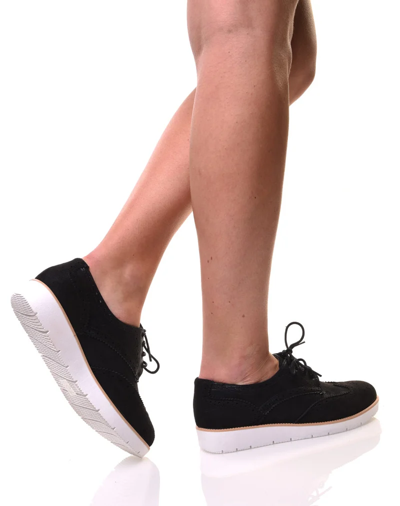Derbies noires avec semelle cloutée