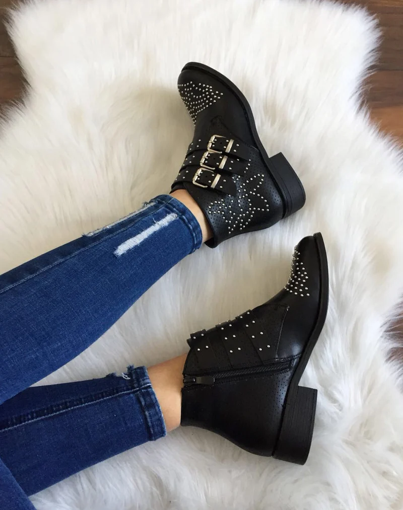 Bottines noires cloutées