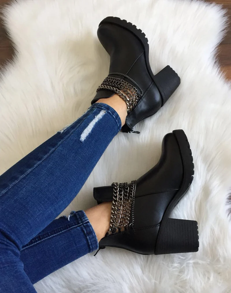 Bottines noires avec des chaines