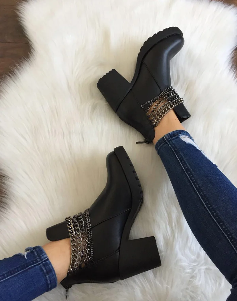 Bottines noires avec des chaines