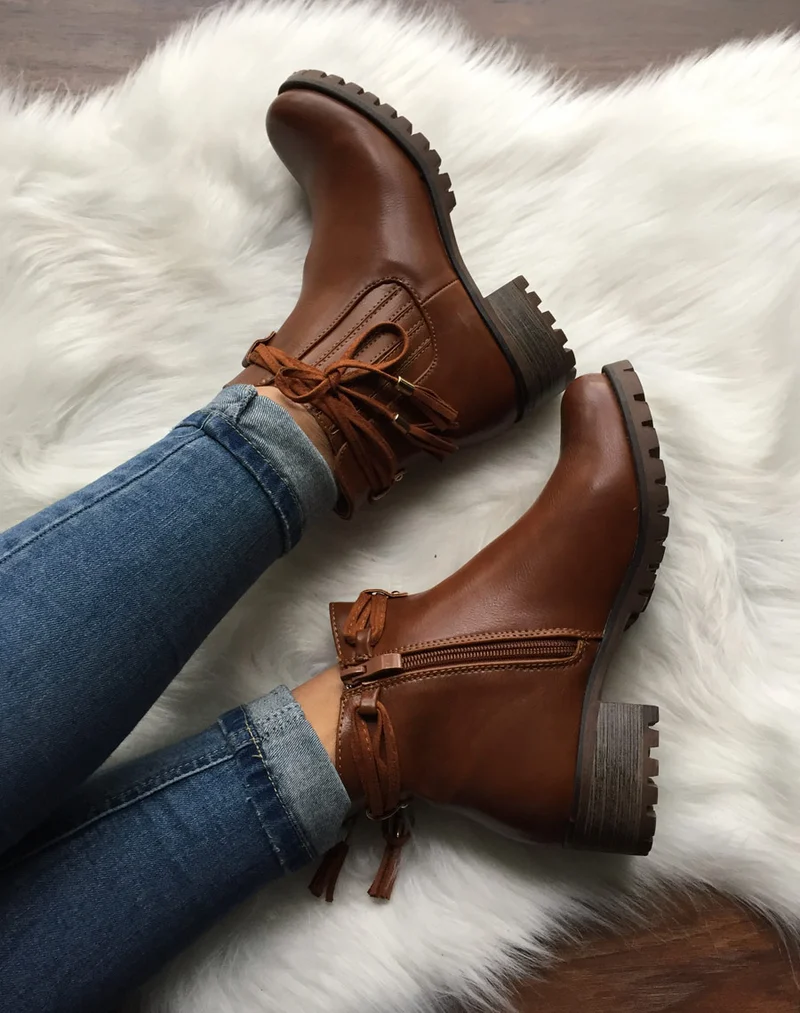 Chelsea boots camel à brides et pompons