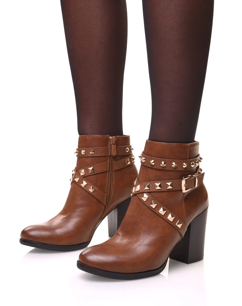 Bottines camel à talons et clous pyramidaux