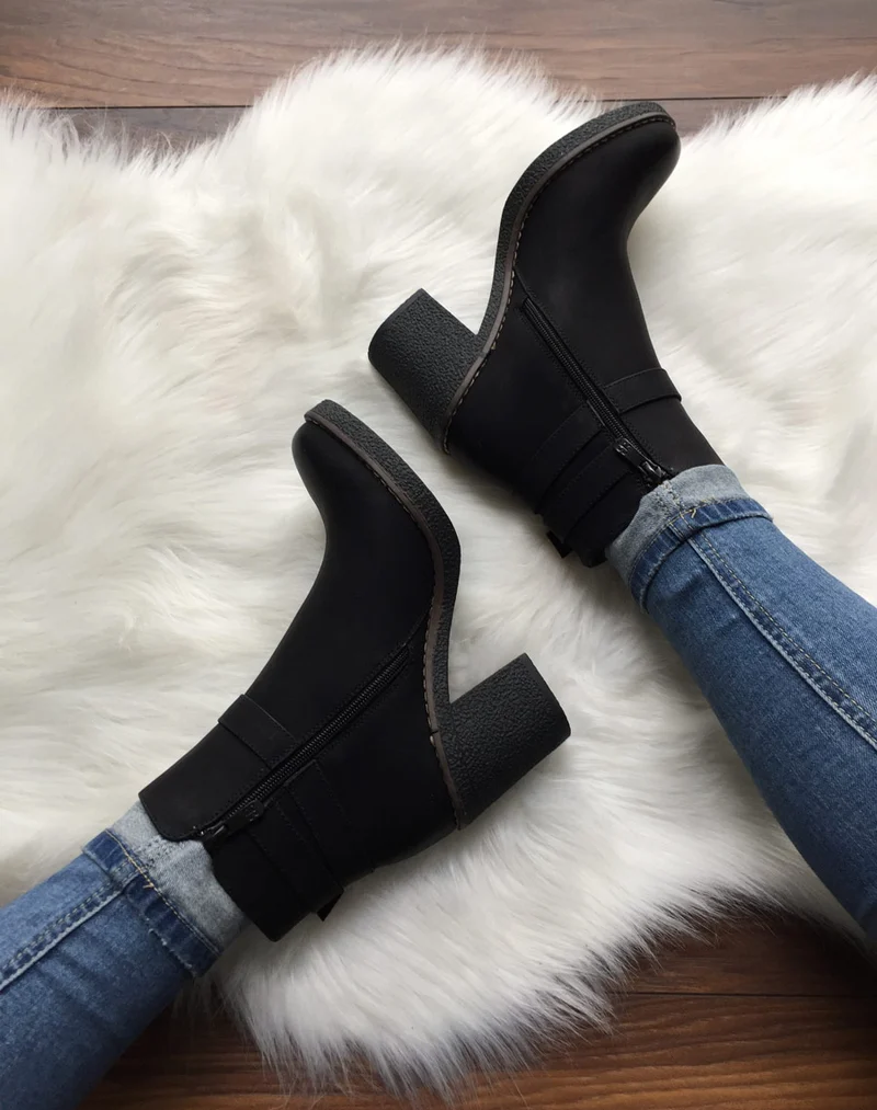Bottines noires effet vieilli à boucles