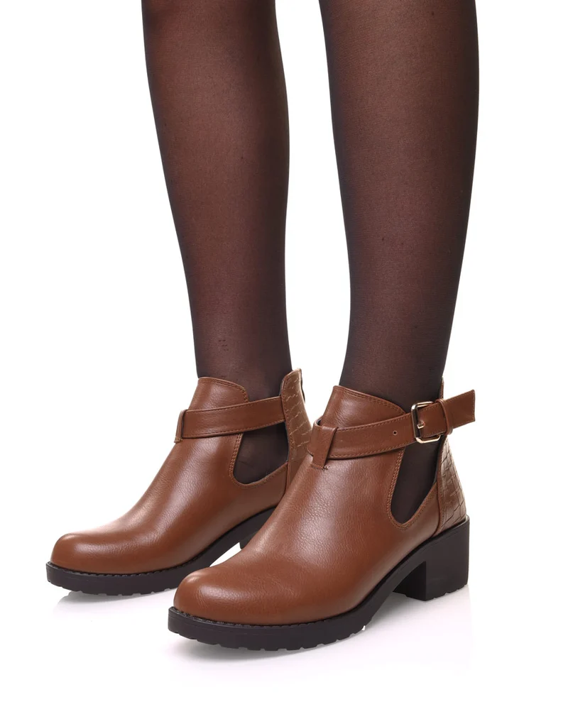 Bottines camel ajourées à petit talon et boucle