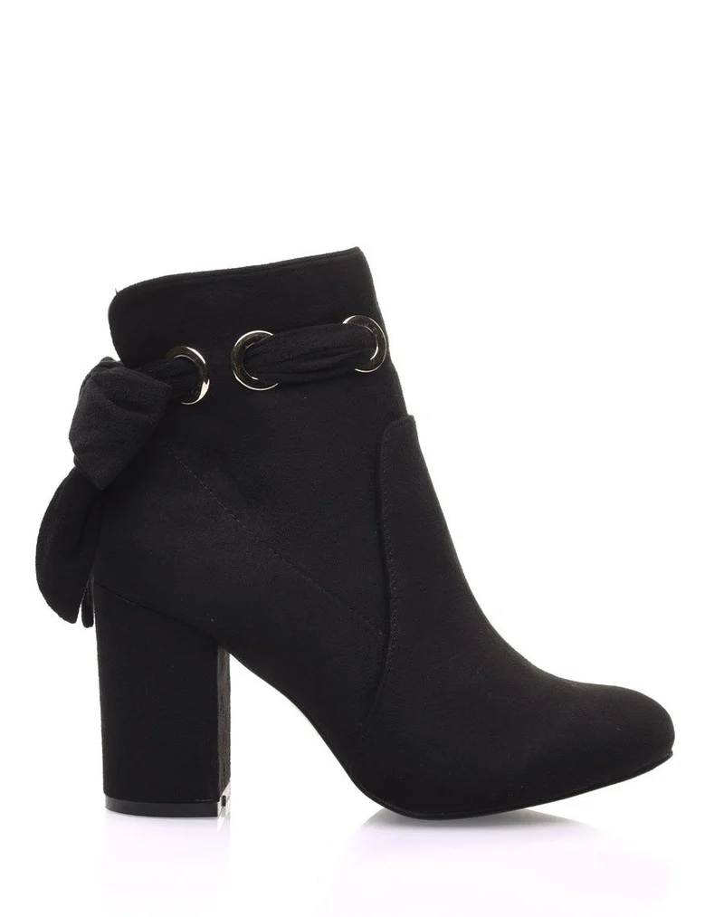 Bottines noires à noeud et oeillets dorés