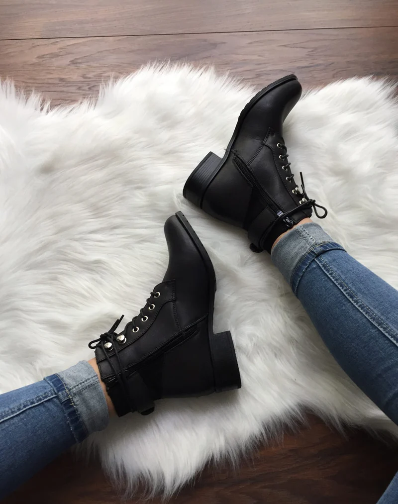 Bottines noires à oeillets