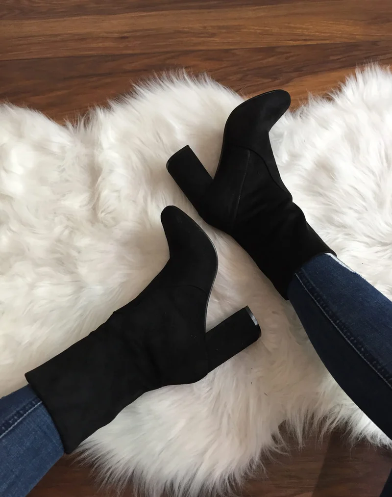 Bottines hautes noires entièrement en suédine