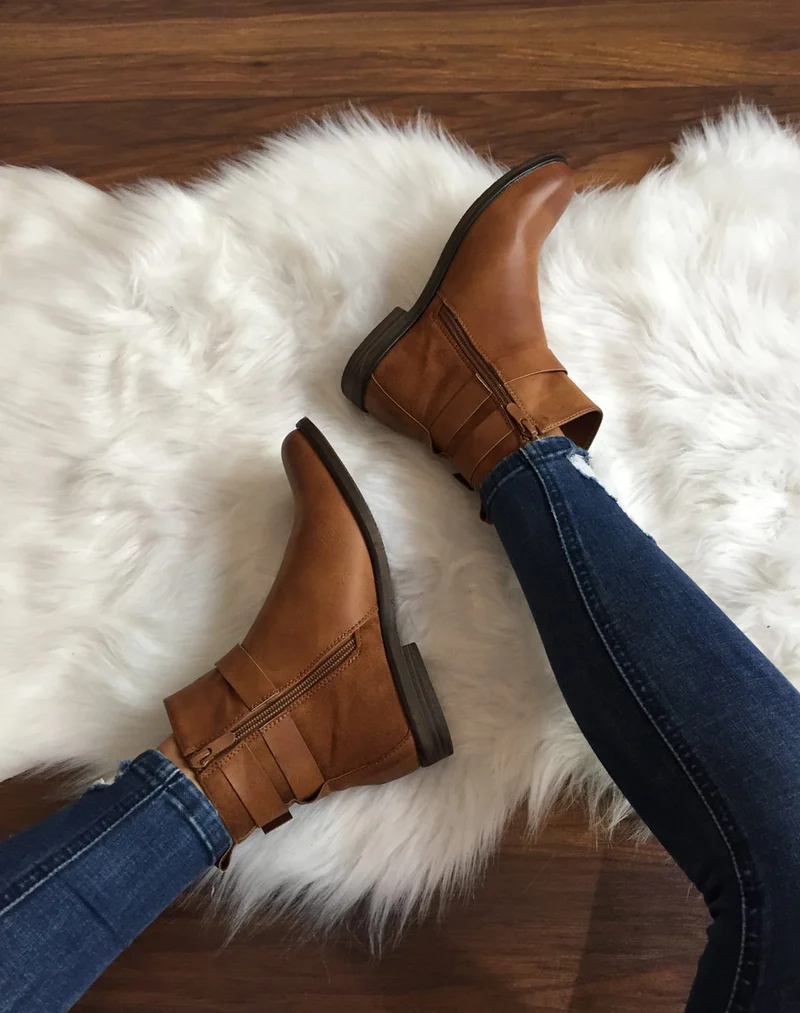 Bottines camel semi-montantes à boucles