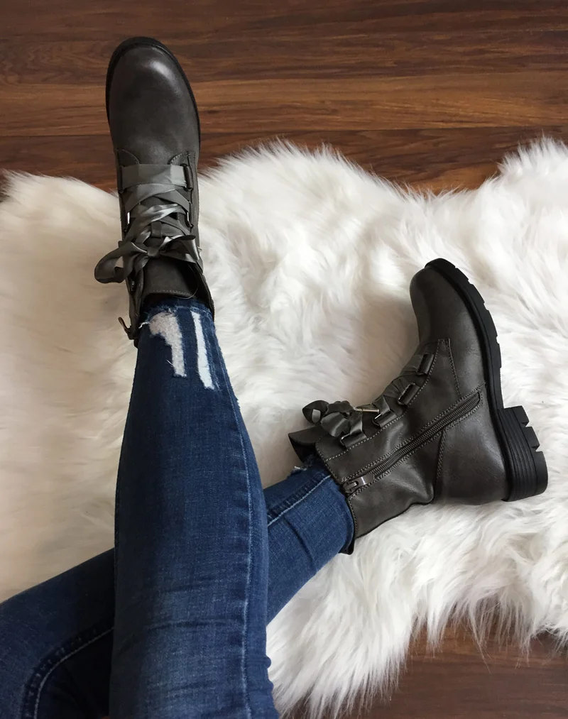 Chaussures montantes grises lacets en satin